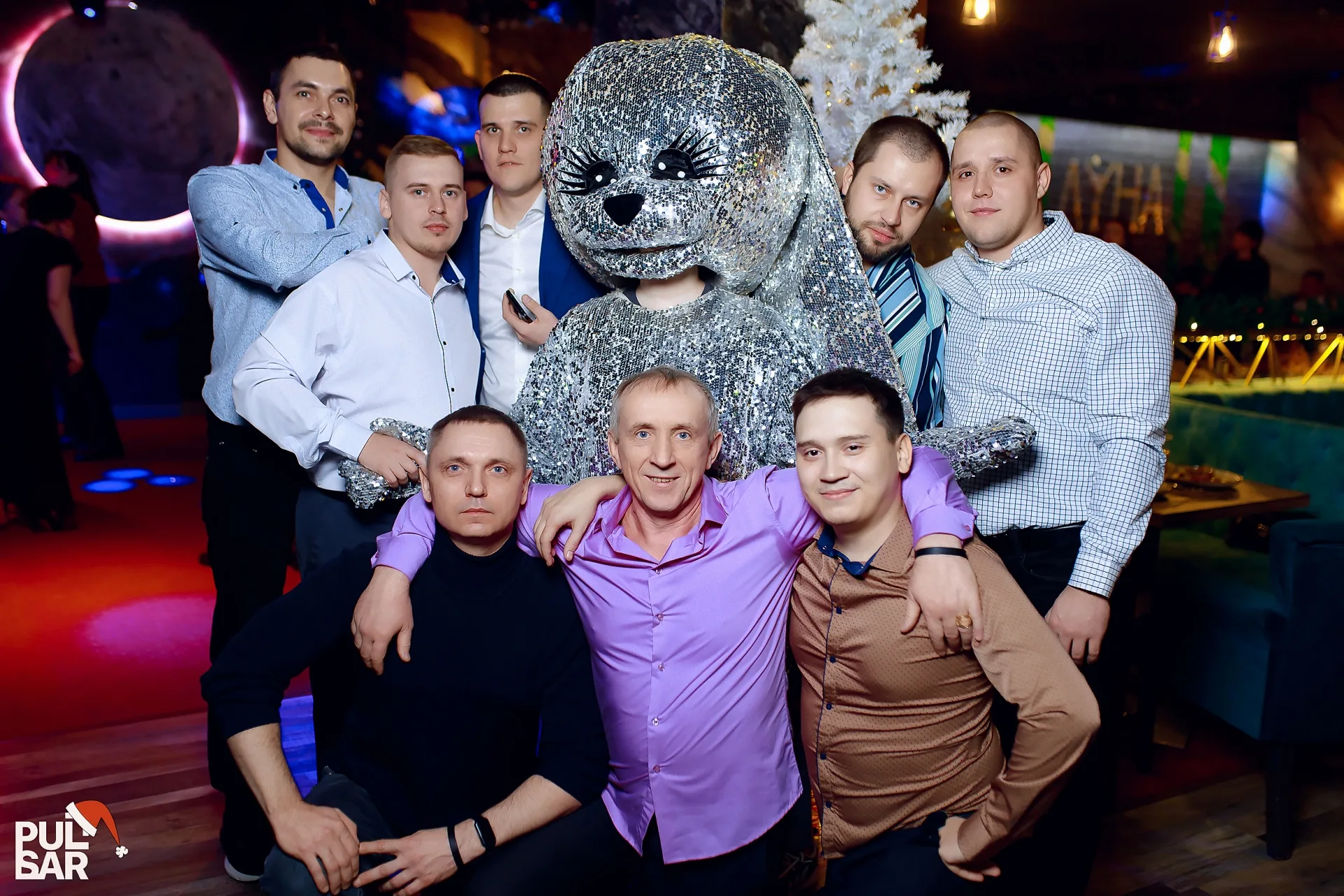 Компания друзей за столом в баре Луна